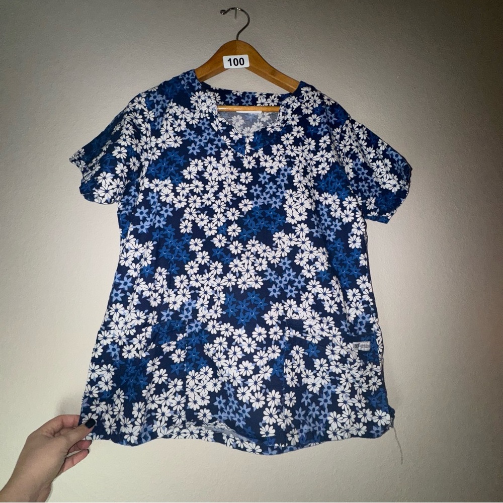 Uniform Advantage floral scrub top size medium. Blue, navy and white